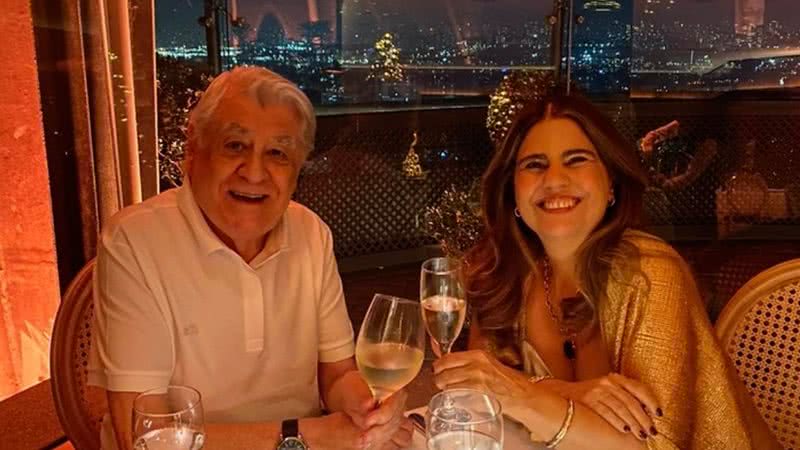 O ex-autor da Globo Lauro César Muniz e sua namorada, Mayara Magri - Foto: Reprodução/Instagram @mayaramagrioficial