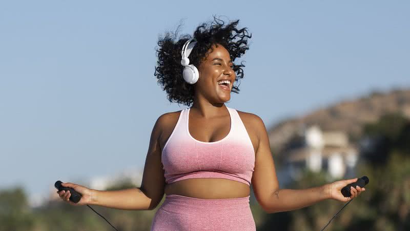 Mulher praticando exercícios físicos - Foto: Reprodução/Freepik