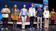 Vanessa Gerbelli e o elenco de Querido Evan Hansen, que estreou no Rio - Anderson Bordê / AgNews