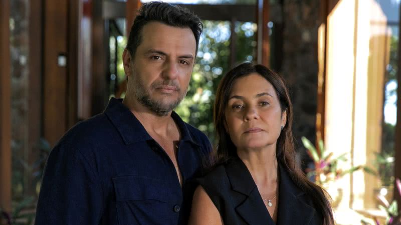 Rodrigo Lombardi e Adriana Esteves nos bastidores da novela Mania de Você - Foto: Globo / Manoella Mello