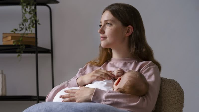 Primeiros anos de vida da maternidade pode ser desafiador para mulheres - Foto: Freepik