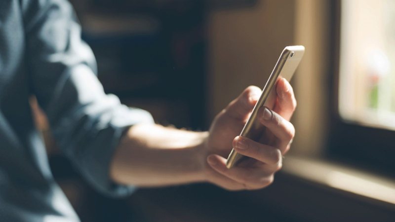 Saiba mais sobre relação do celular com tendinites - Thinkstock