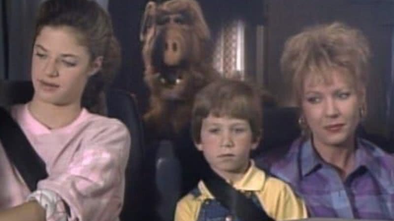 Andrea Elson, Paul Fusco, Benji Gregory, e Anne Schedeen em 'Alf, O ETeimoso' (1986) - Foto: Reprodução/IMDb