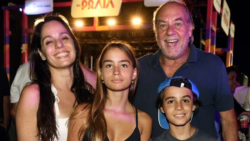 Claudia Mauro ao lado do marido, Paulo César, e dos filhos, Carolina e Pedro - Foto: Reprodução/Instagram @claudiamauro45