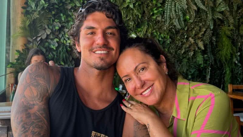 Gabriel Medina e a mãe, Simone - Foto: Reprodução / Instagram