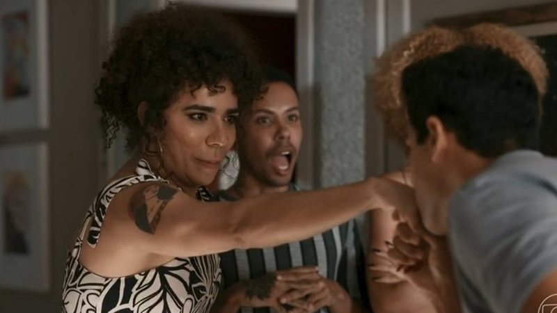 Em Renascer, Galba Gogóia interpreta Natasha, uma das amigas de Buba - Foto: Reprodução/TV Globo