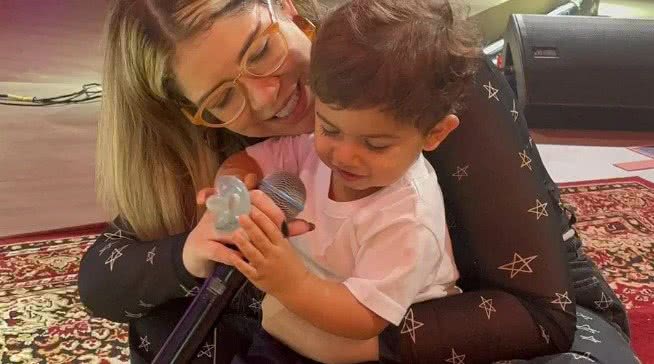 Marilia Mendonça e o filho Leo, do relacionamento com Murilo Huff - Reprodução/Instagram