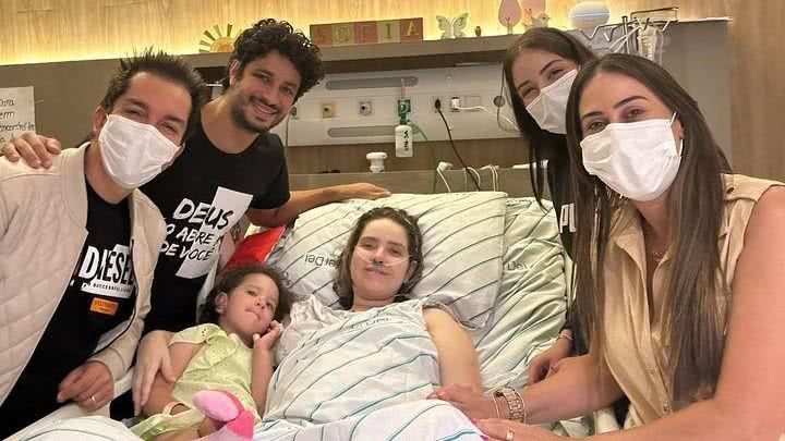 Regis Danese (à esquerda) visita Camila Campos no hospital - Reprodução/Instagram