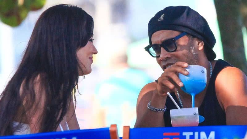 Ronaldinho Gaúcho é visto acompanhado de morena na Barra da Tijuca - Foto: Fabrício Pioyani/Agnews