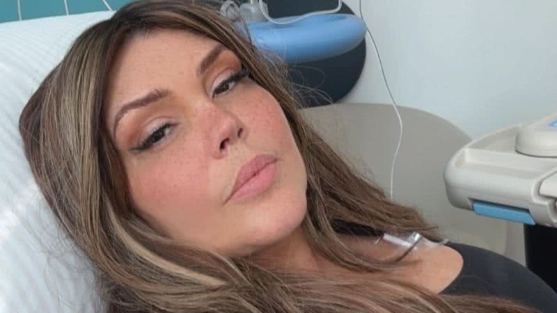 Simony durante sessão de imunoterapia; Ana Maria Braga também já fez tratamento - Foto: Reprodução/Instagram @simonycantora