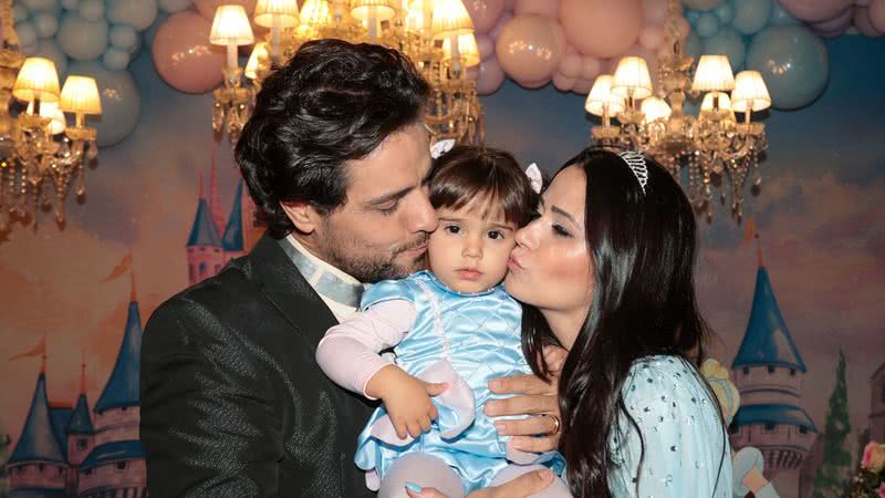 Thiago Arancam, Aline Frare e a filha Angelina - Foto: Tomzé Fonseca/AgNews