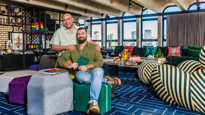 Tiago Abravanel e o marido Fernando Poli recebem a Revista CARAS no apartamento luxuoso do casal em São Paulo - Foto Samuel Chaves