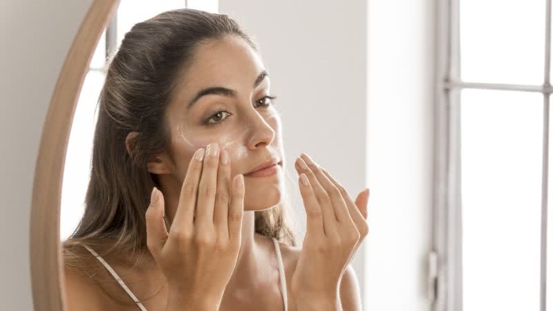 Médica explica que skincare pode ser realizada com produtos naturais - Foto: Freepik