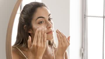 Médica explica que skincare pode ser realizada com produtos naturais - Foto: Freepik