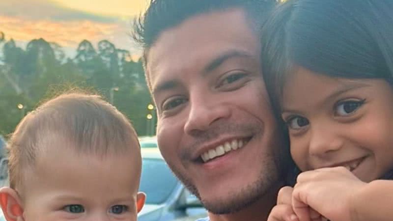 Arthur Aguiar com os filhos, Gabriel e Sophia - Foto: Reprodução / Instagram