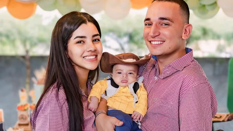 João Gomes, Ary Mirelle e seu filho, Jorge; bebê teve bronquiolite neste ano - Foto: Reprodução/Instagram @joaogomescantor