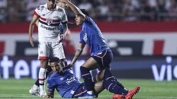 Juan Izquierdo foi ao chão após passar mal na partida contra o São Paulo - Foto: Getty Images