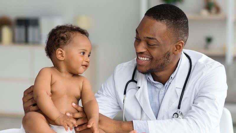 Criança visitando o médico pediatra - Foto: Getty Images