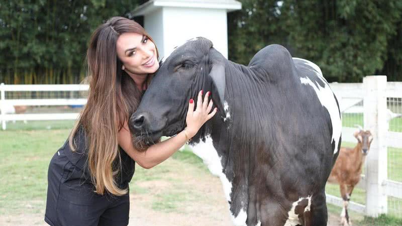 Nicole Bahls tem vaca batizada com o nome de Camila Queiroz - Foto: Reprodução/Instagram