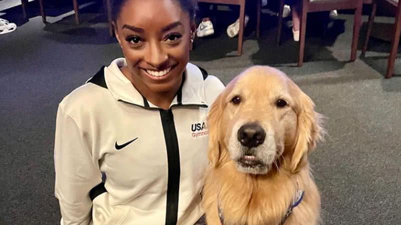 Simone Biles e Beacon - Foto: Reprodução/Instagram @goldendogbeacon