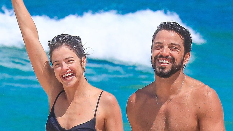 Agatha Moreira e Rodrigo Simas na praia - Foto: Fabrício Pioyani / Agnews