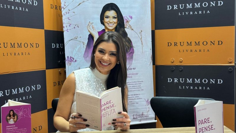 Amanda Françozo autografando seu novo lancamento: Pare, Pense, Reflita - Foto: Divulgação