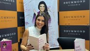 Amanda Françozo autografando seu novo lancamento: Pare, Pense, Reflita - Foto: Divulgação