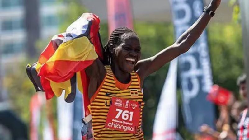 Rebecca Cheptegei comemora conquista de campeonato na Tailândia, em 2022 - Foto: Uganda Athletics Federation