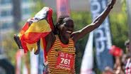 Rebecca Cheptegei comemora conquista de campeonato na Tailândia, em 2022 - Foto: Uganda Athletics Federation