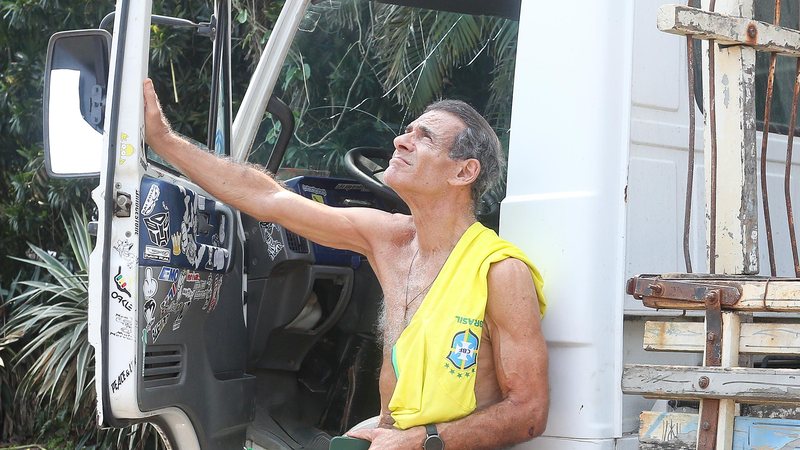 Mário Gomes deixa a mansão no Rio de Janeiro após chegada da polícia - Foto: Dilson Silva / AgNews