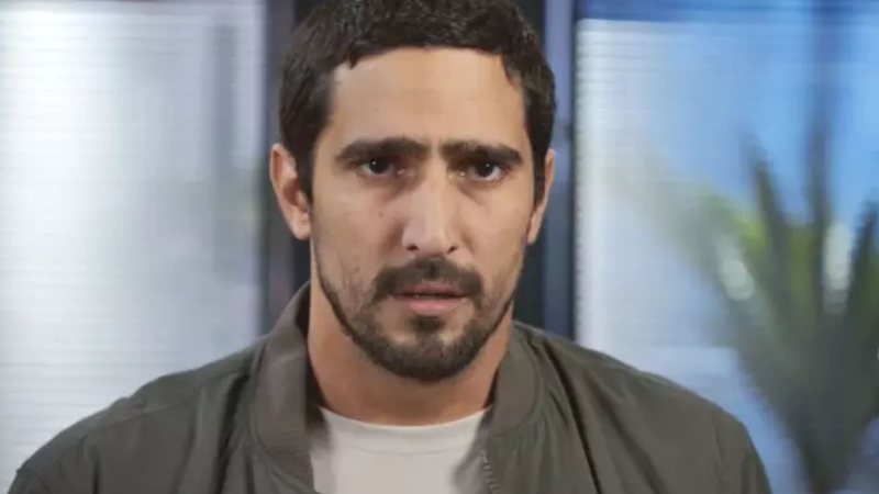 Tom (Renato Góes) na novela Família É Tudo - Foto: Reprodução / Globo