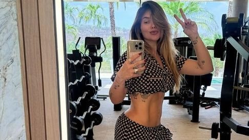 Virginia aparece de pijama, com a cinturinha fina à mostra, ao posar no espelho - Reprodução/Instagram