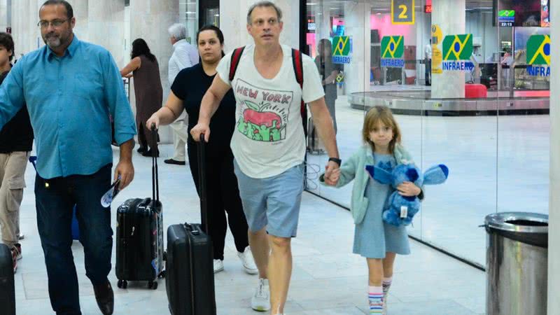 Marido de Eliana, Adriano Ricco, com a filha em aeroporto - Fotos : Webert Belicio / Agnews