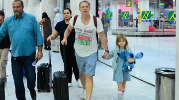 Marido de Eliana, Adriano Ricco, com a filha em aeroporto - Fotos : Webert Belicio / Agnews