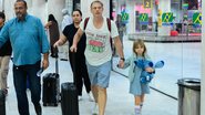 Marido de Eliana, Adriano Ricco, com a filha em aeroporto - Fotos : Webert Belicio / Agnews