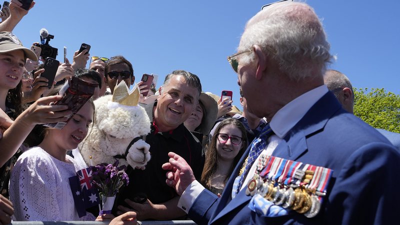 Rei Charles III encontra alpaca na Austrália - Foto: Getty Images