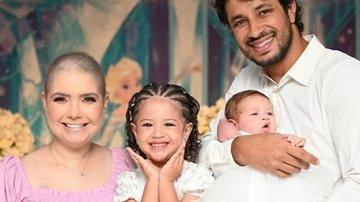 Camila Campos e Léo Zagueiro com as filhas - Foto: Reprodução / Instagram; @zuleicalutzfotografia