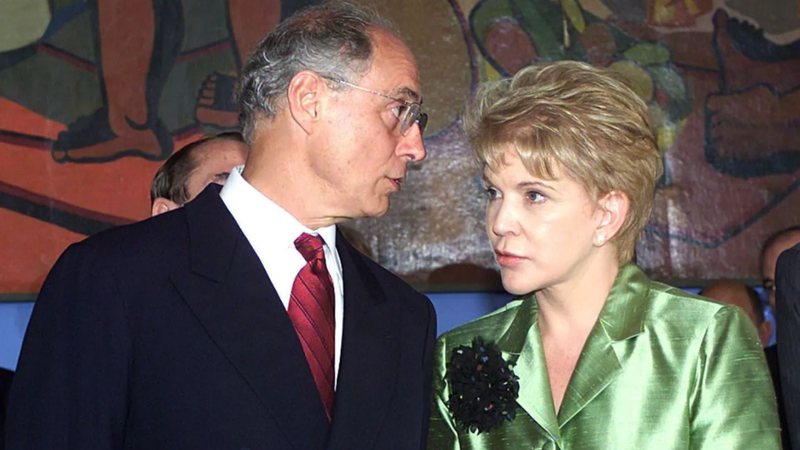 Em 2000: A prefeita eleita de São Paulo, Marta Suplicy, então do PT, toma posse no Palácio das Indústrias, ao lado de seu então marido, Eduardo Suplicy - Foto: Kathia Tamanaha/Estadão