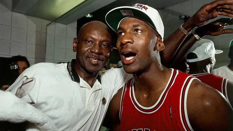 Michael Jordan celebra o título de 1993 com seu pai, James Jordan - Foto: Andrew D. Bernstein/Getty Images