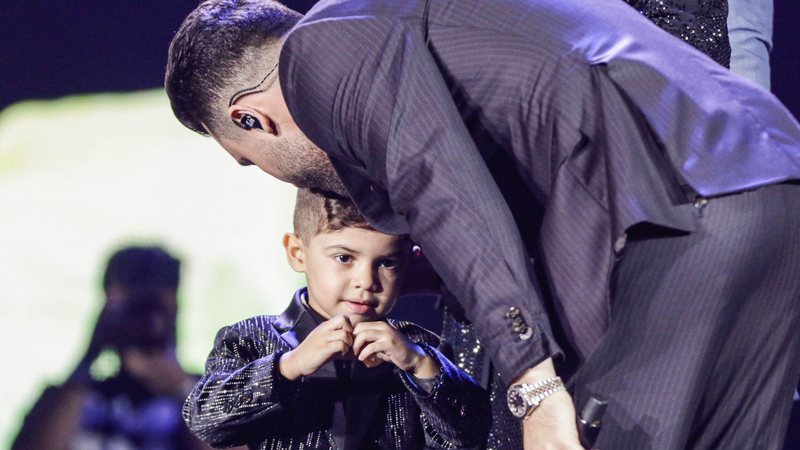 Murilo Huff sobe com o filho Léo no palco - Foto: AgNews