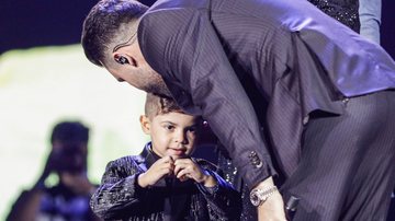 Murilo Huff sobe com o filho Léo no palco - Foto: AgNews