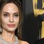 Angelina Jolie faz rara aparição com o filho Knox