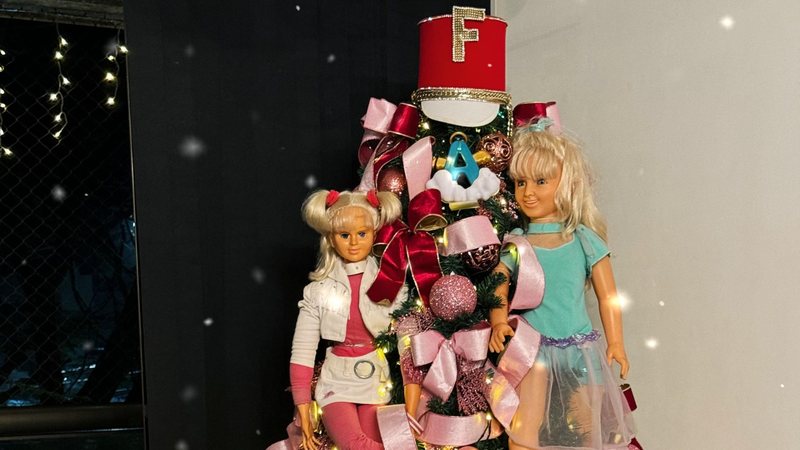 Um apresentador de TV decidiu decorar sua árvore de Natal com as bonecas de Xuxa e Angélica - Foto: Divulgação