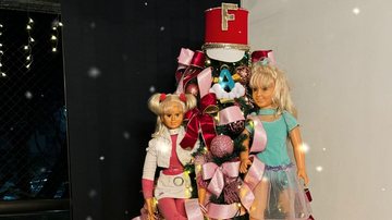 Um apresentador de TV decidiu decorar sua árvore de Natal com as bonecas de Xuxa e Angélica - Foto: Divulgação