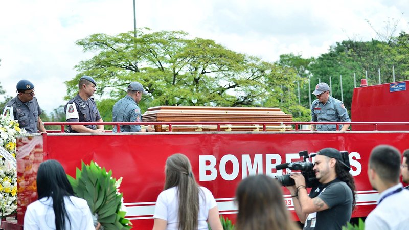 Caixão com o corpo do cantor Agnaldo Rayol é levado para o cemitério em carro dos Bombeiros - Foto: Eduardo Martins / Brazil News