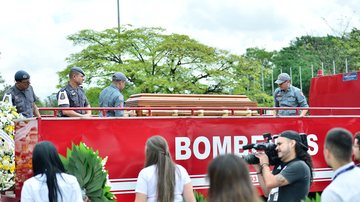 Caixão com o corpo do cantor Agnaldo Rayol é levado para o cemitério em carro dos Bombeiros - Foto: Eduardo Martins / Brazil News