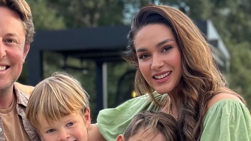 Fernanda Machado posa com o marido e os filhos - Foto: Reprodução / Instagram