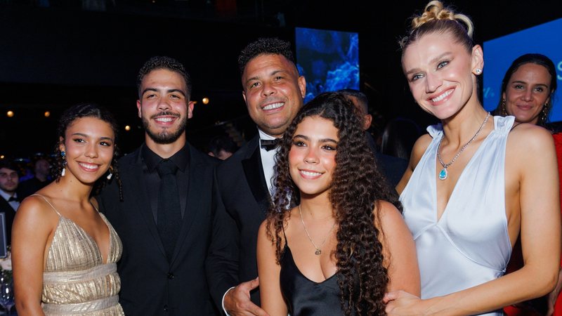 Ronaldo com seus três filhos e a esposa Celina Locks - Foto: Clayton Felizardo/Brazilnews