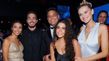 Ronaldo com seus três filhos e a esposa Celina Locks - Foto: Clayton Felizardo/Brazilnews