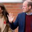 Kate Middleton e príncipe William com os broches de papoula